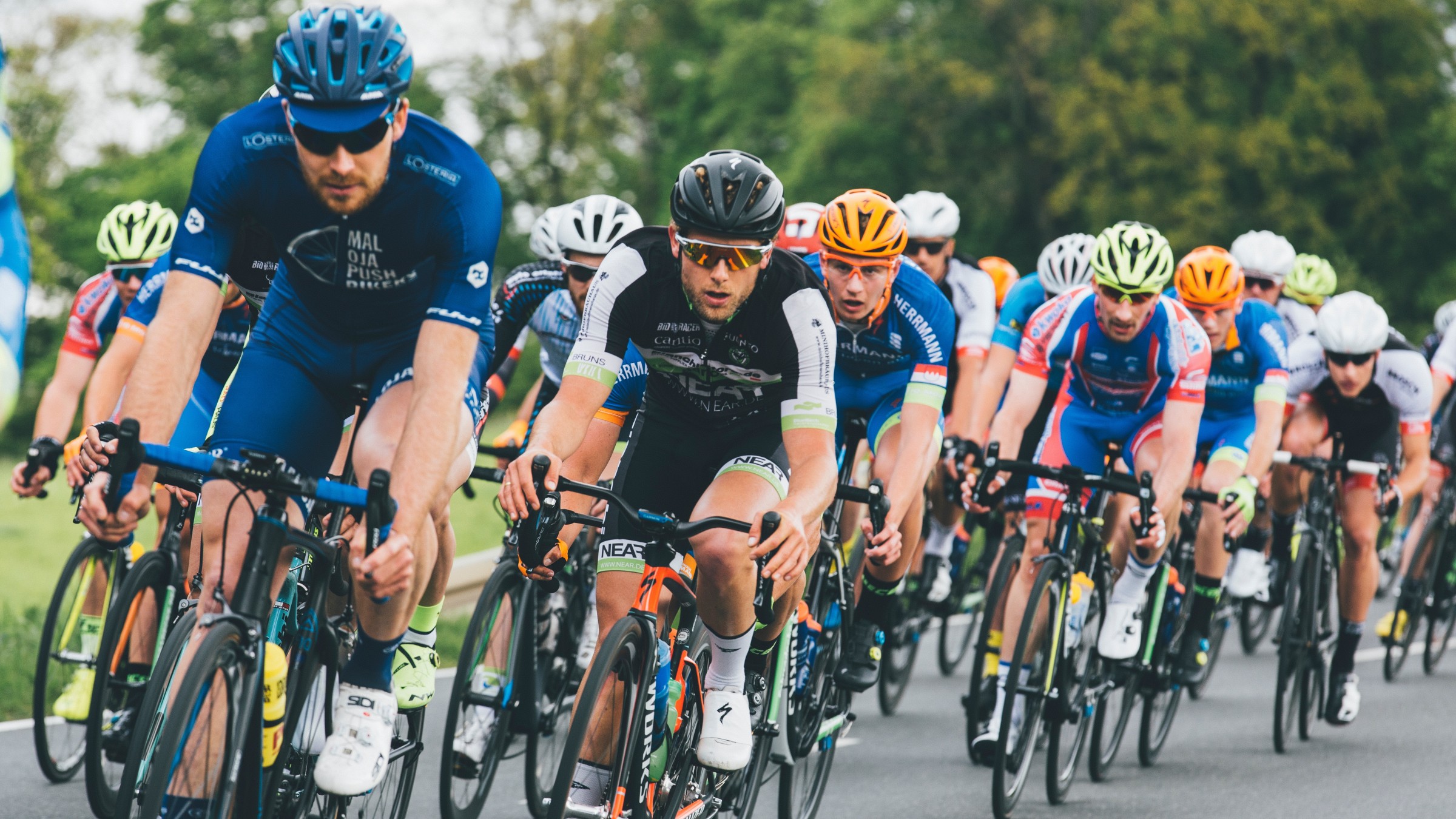 Rennradfahren Geschwindigkeit, Ausdauer und die Kunst der Straße